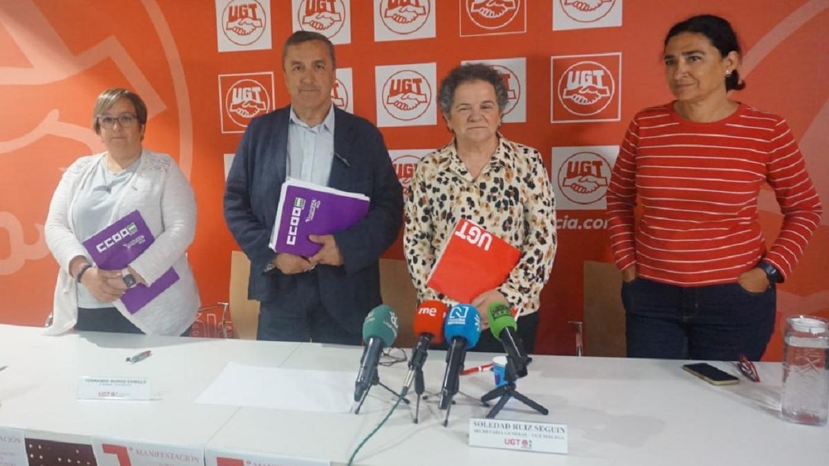 Los secretarios generales de CCOO y UGT en Málaga, Fernando Cubillo y Soledad Ruiz, en el centro de la imagen, durante la presentación del Primero de Mayo de este 2025.