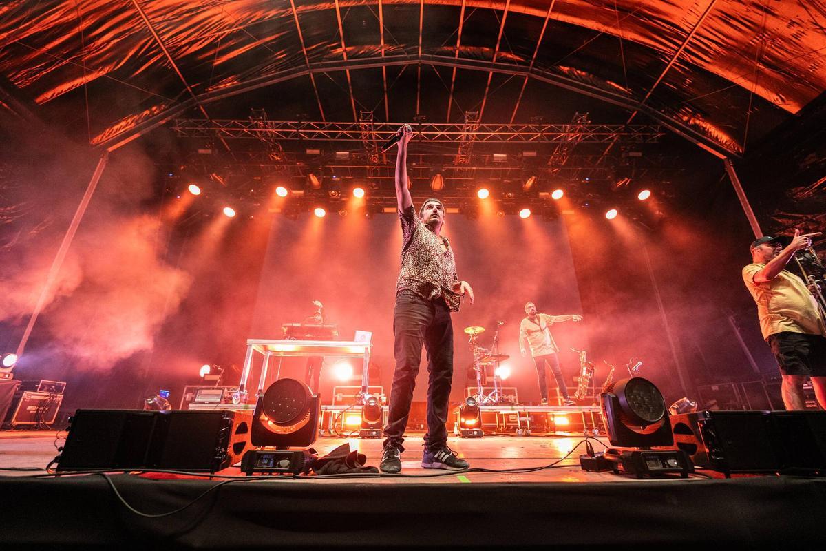 El grupo Zoo, durante su concierto en la playa de Bogatell