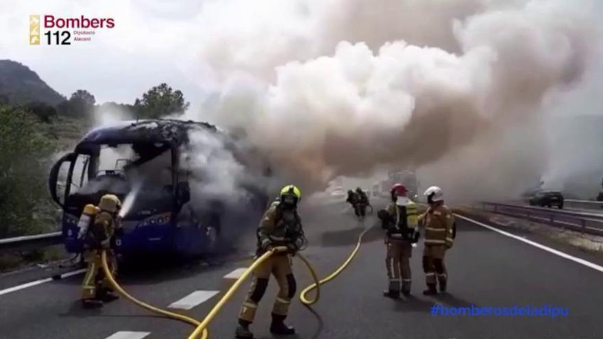 Arde un autobús sin pasajeros en la AP7 a la altura de Benissa