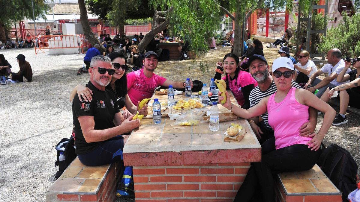 Un grupo de senderistas durante el descanso junto a la Estación de Crevillent, ayer al mediodía.  | MATÍAS SEGARRA