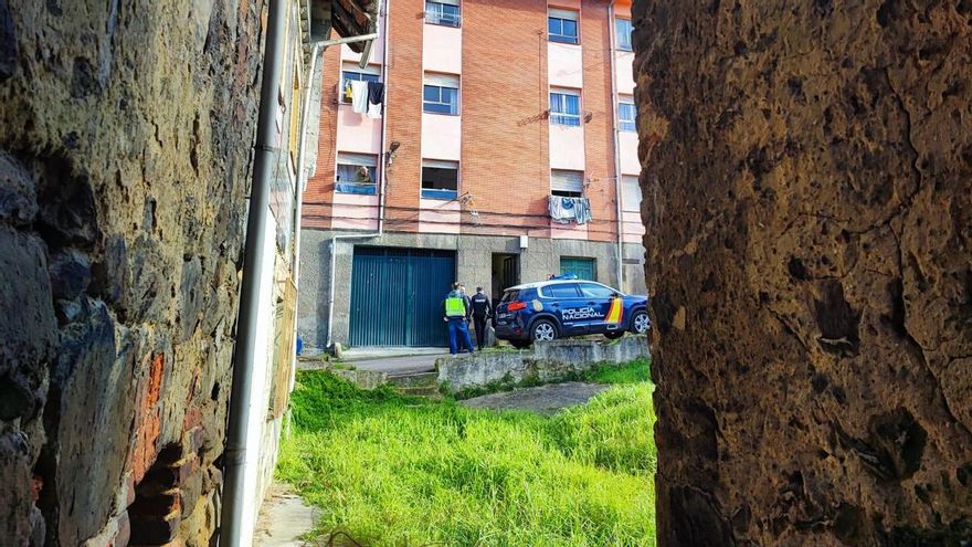 Detenido un conflictivo vecino del barrio de El Puente, en Langreo: agredió a varias personas y se atrincheró en su casa junto a su familia