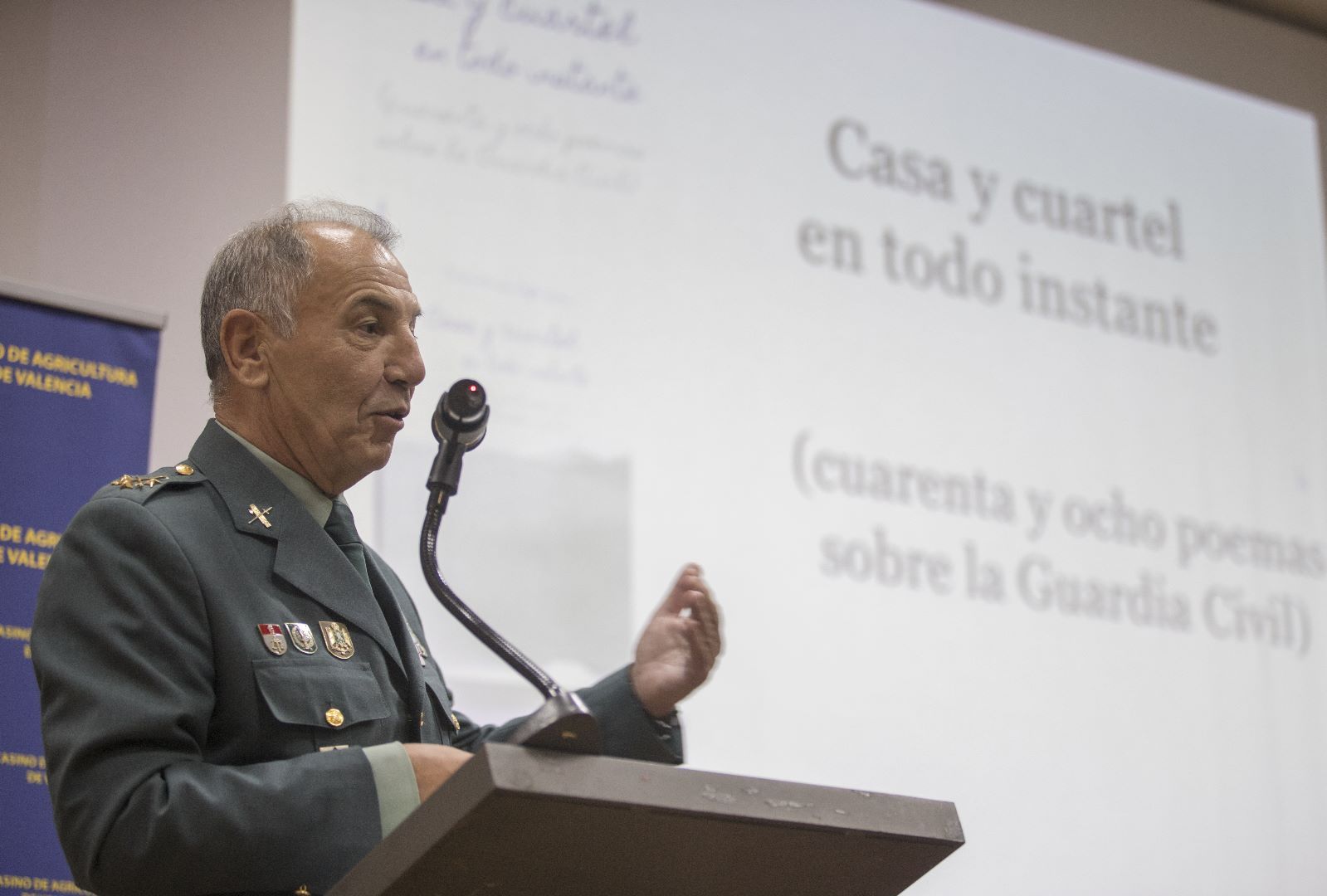 El teniente general Fernando Santafé presenta en València su poemario sobre la Guardia Civil