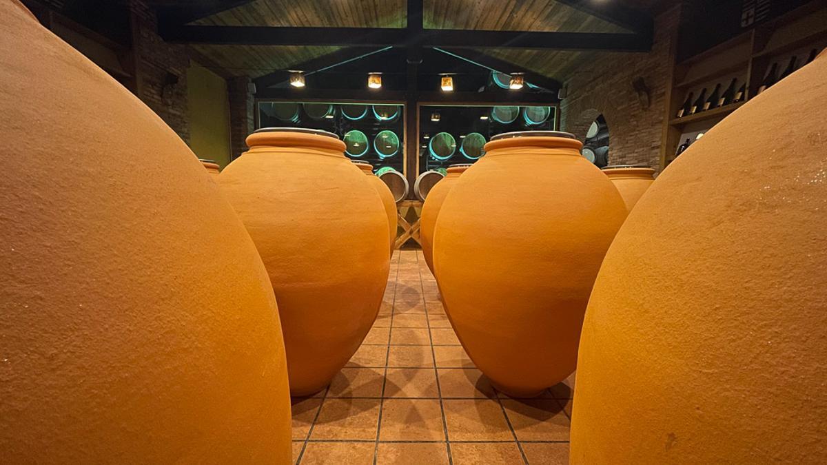 Las tinajas de las Bodegas Vicente Gandía donde conservan su vino Ceremonia Reserva 2018.