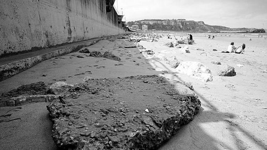 A la izquierda, la zapata del muro junto a los «Gauzones», que dejó al descubierto la acción del mar y, escombros del paseo que se derrumbó en 1990.