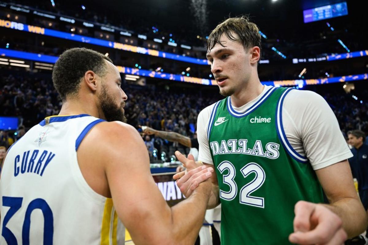 Stephen Curry y Cooper Flagg se saludan tras el encuentro de Navidad que se llevaron los Warriors