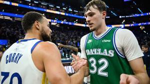 Stephen Curry y Cooper Flagg se saludan tras el encuentro de Navidad que se llevaron los Warriors