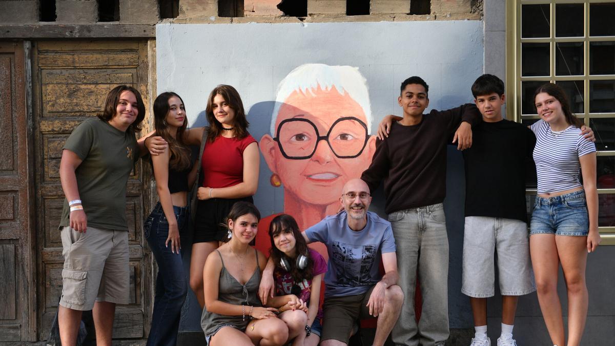 Jose Santé y sus alumnos de pintura, junto al mural pintado por ellos mismos en la calle Abegondo.