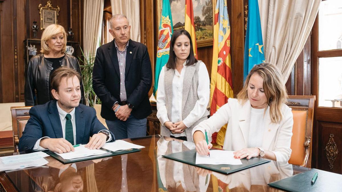 Carrasco firma la adquisición la vivienda social, este lunes, ante notario.