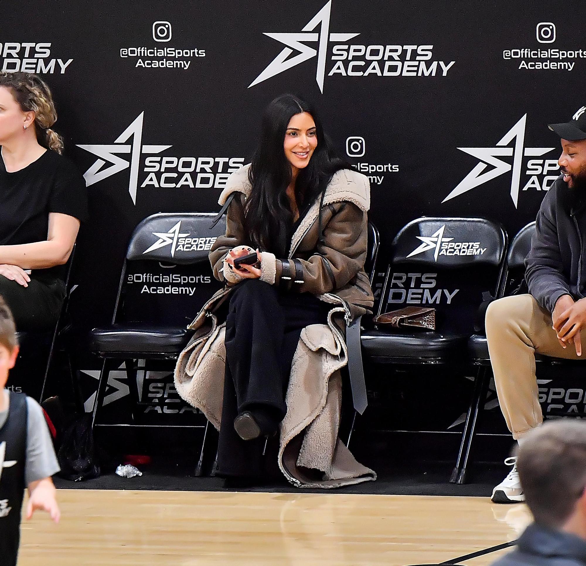 Kim Kardashian y Kanye West juntos en un partido de baloncesto, ¿por qué