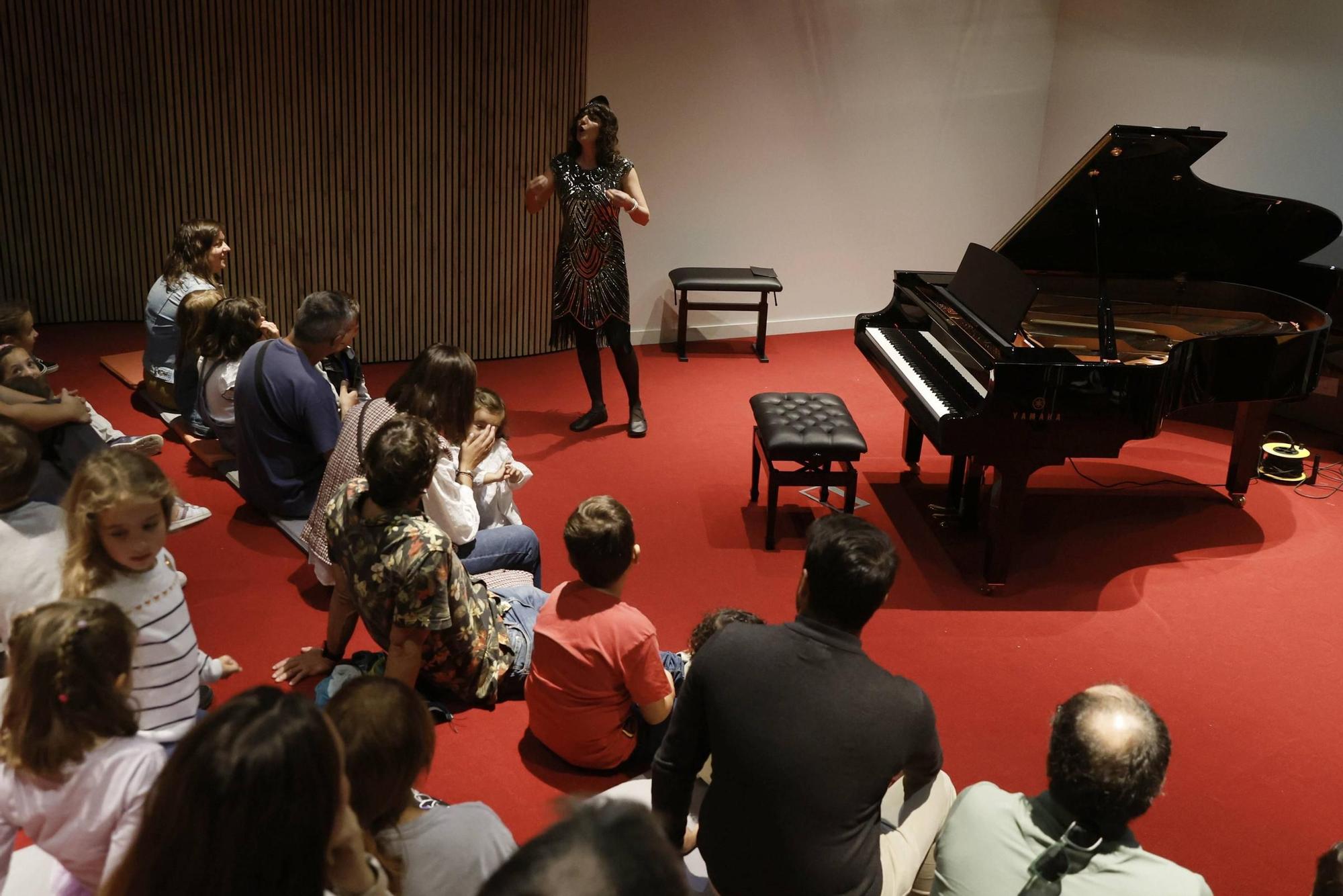EN IMÁGENES: Así fue el concierto ambulante de jazz por las calles del casco histórico de Avilés