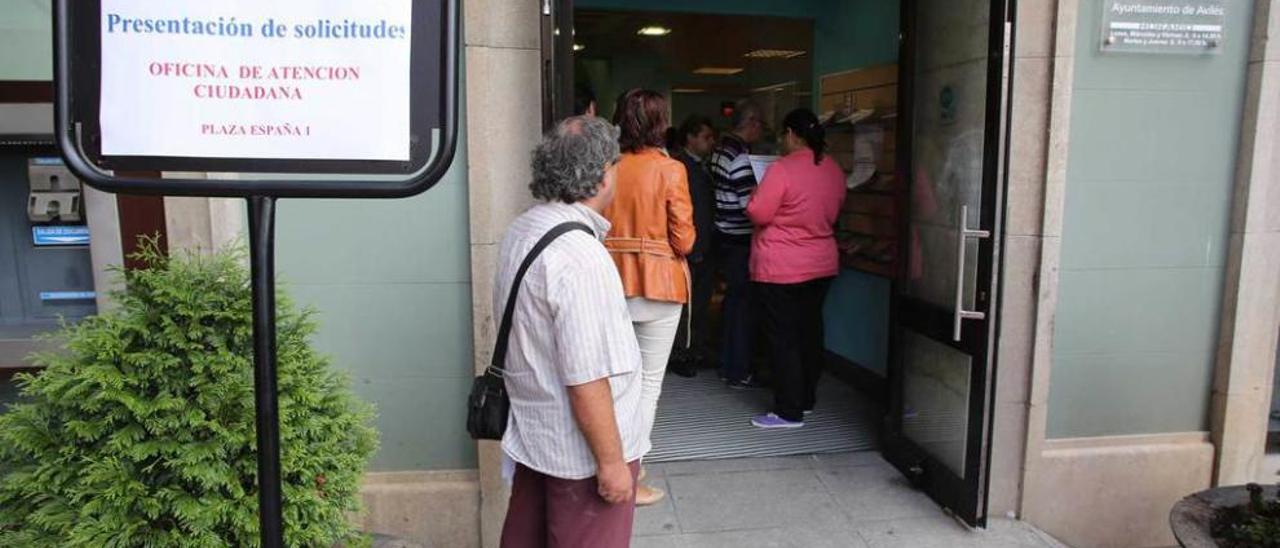 Personas esperando para apuntarse a los planes de empleo, en una imagen de archivo.