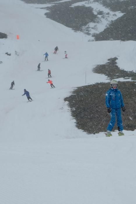 Esquiadores en el décimo aniversario de Fuentes de Invierno