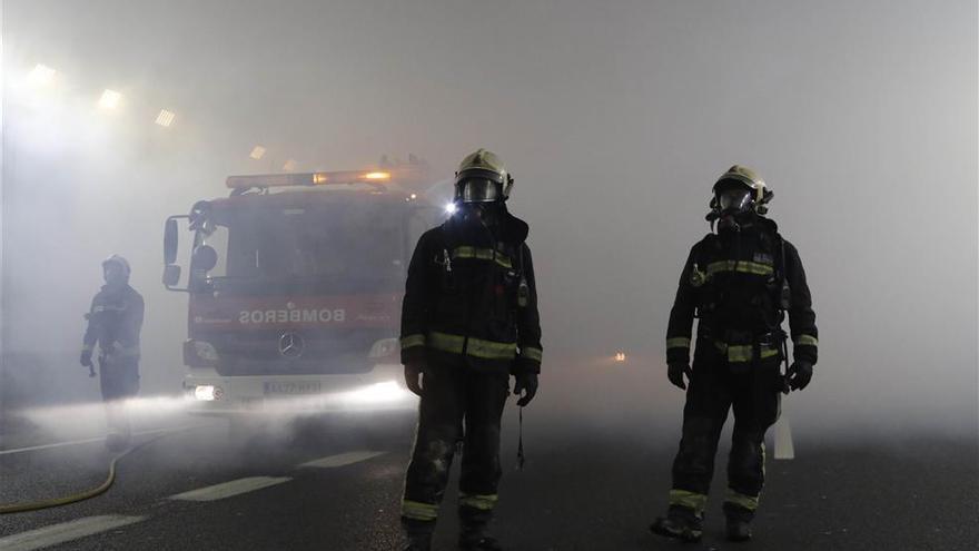 Arden dos contenedores de madrugada en la calle Acera del Río