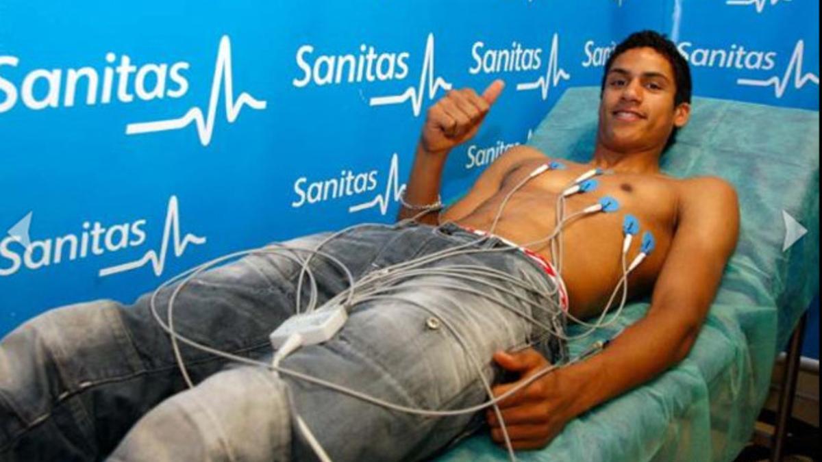 Raphael Varane, durante el reconocimiento médico.