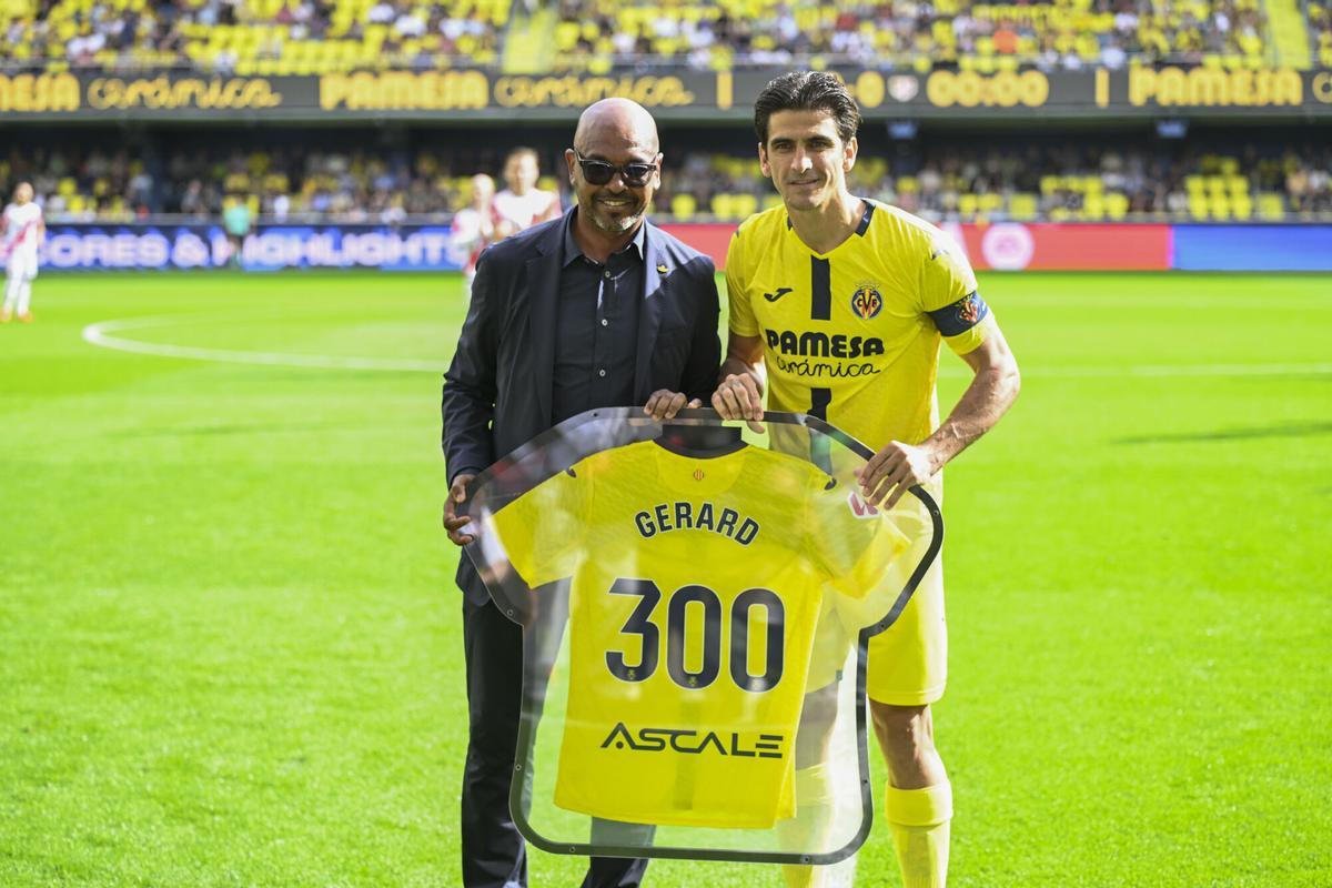 Gerard Moreno, del Villarreal, recibe una camiseta conmemorativa de sus 300 partidos con el equipo de manos de Marcos Senna.