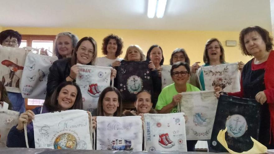 Las mujeres dieron color a bolsas y mochilas en un taller.  | SERVICIO ESPECIAL