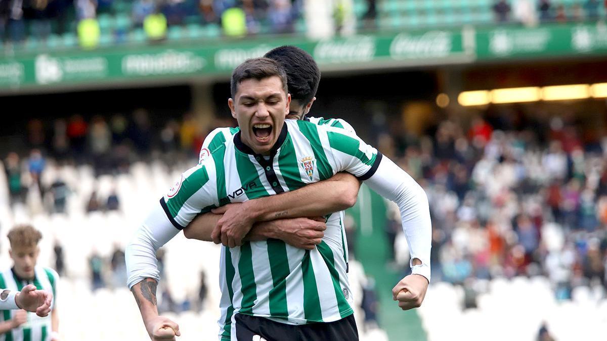 Adrián Fuentes celebra uno de sus goles durante el primer curso con el Córdoba CF, junto a Visus.