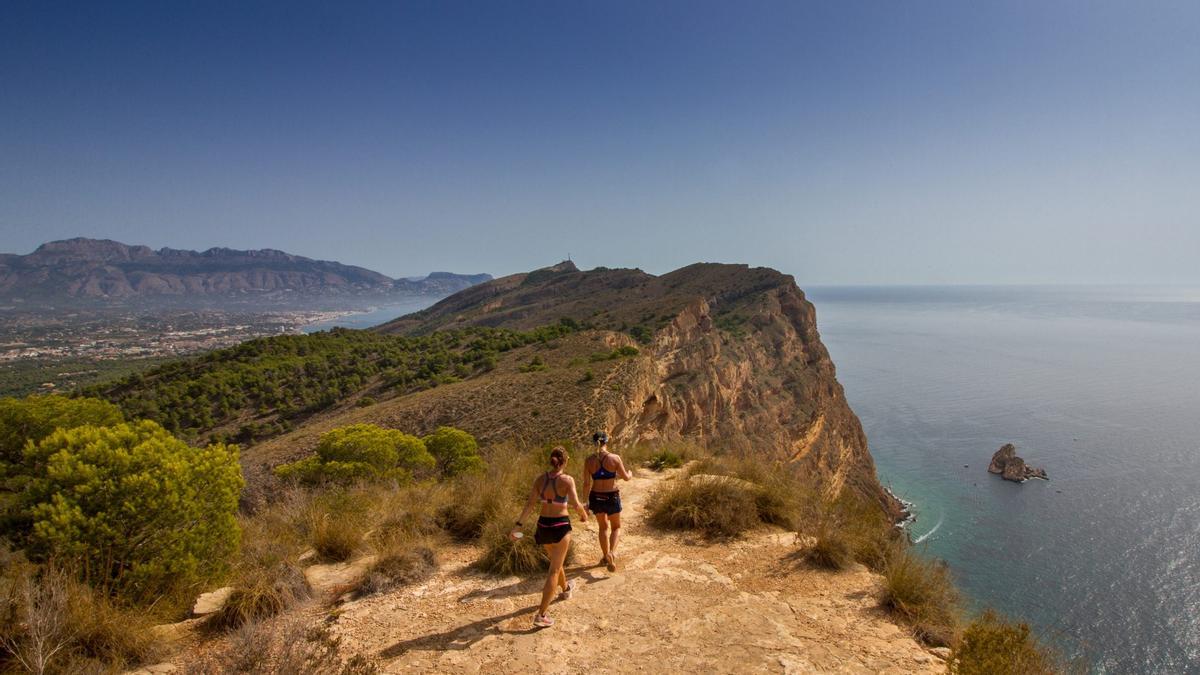 Ruta senderista con vistas al mar.