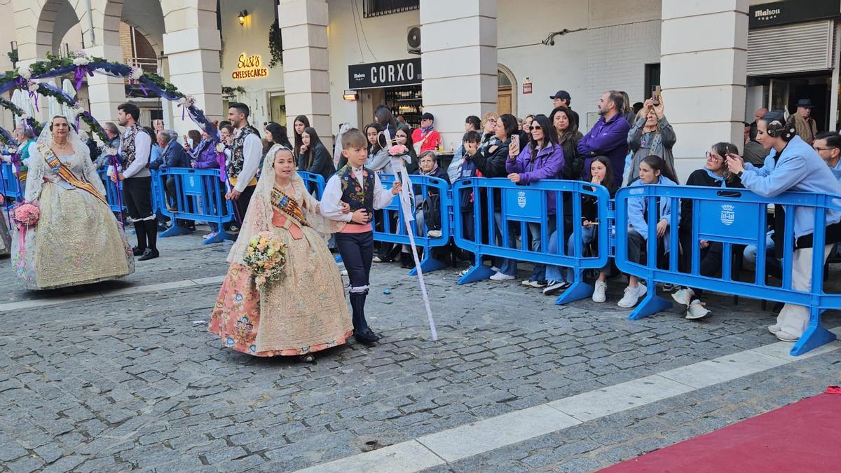 La pequeña Valentina entra en la plaza para entregar su ramo.
