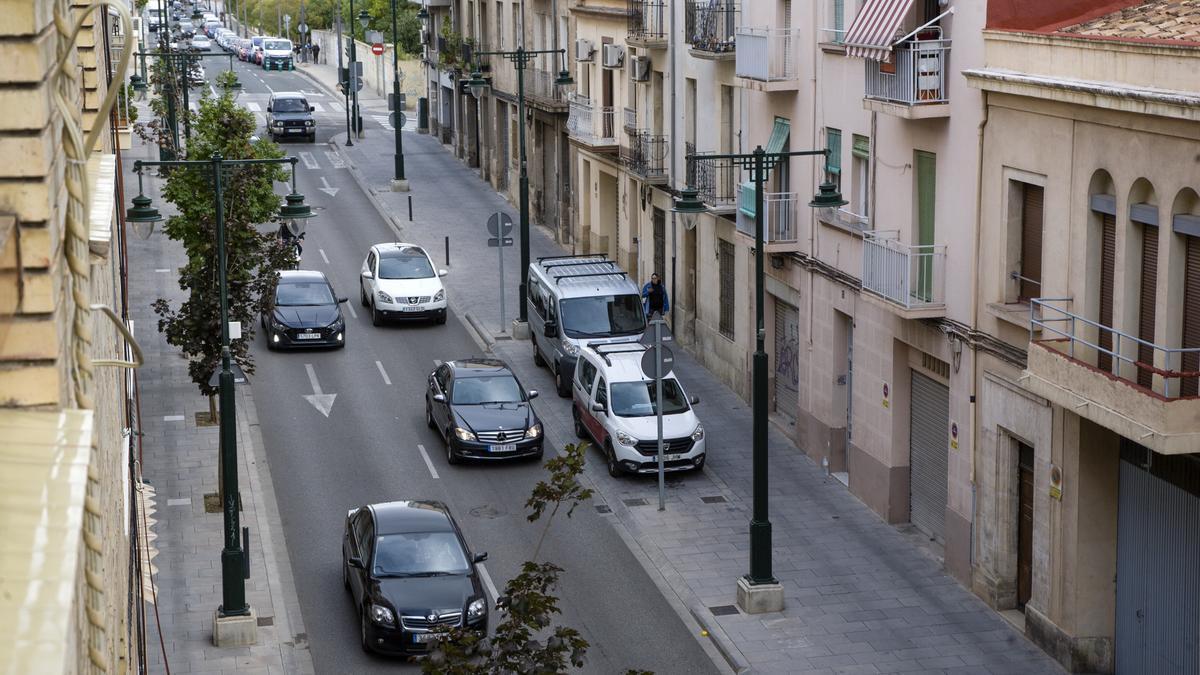 Vehículos mal estacionados en la calle Entenza, que ahora es peatonal.