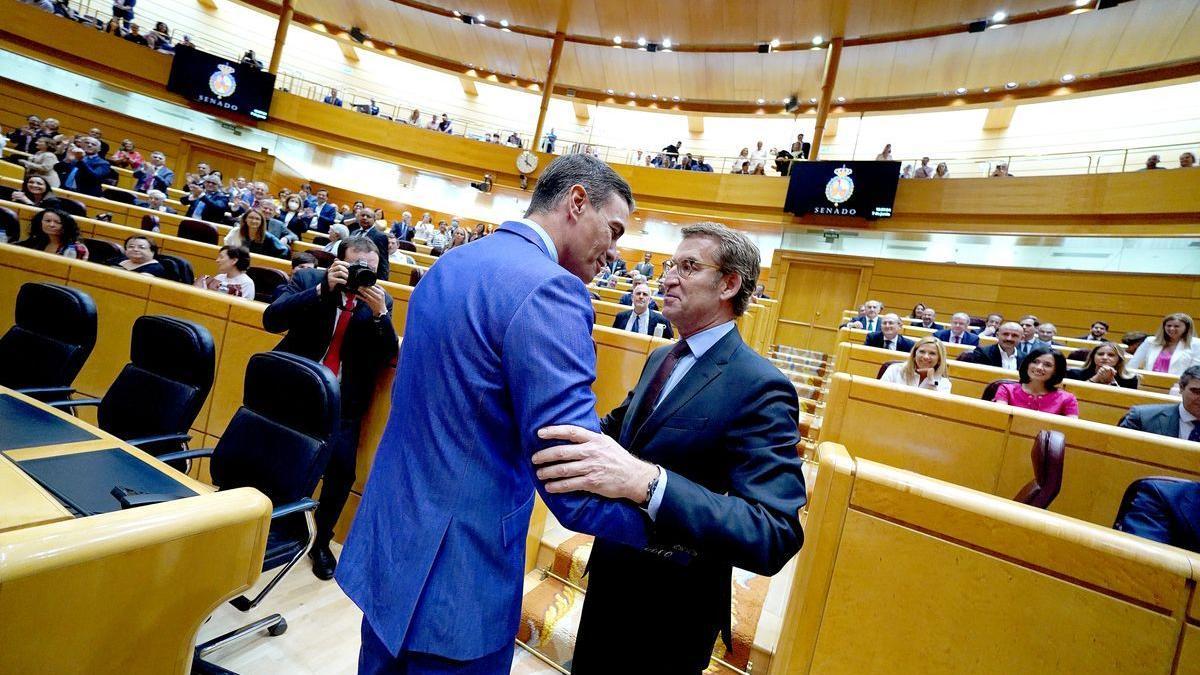 Pedro Sánchez saluda a Alberto Nuñez Feijoo antes de la sesión de control al Gobierno en el Senado.