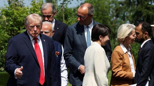 El president dels Estats Units, Donald Trump, juntament amb altres dirigents del G7 durant la realització de la tradicional foto de família. | ISABEL INFANTE / AFP