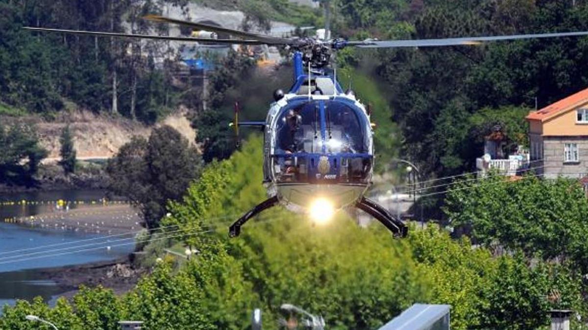 Helicóptero de la Policía Nacional sobrevolando Pontevedra.