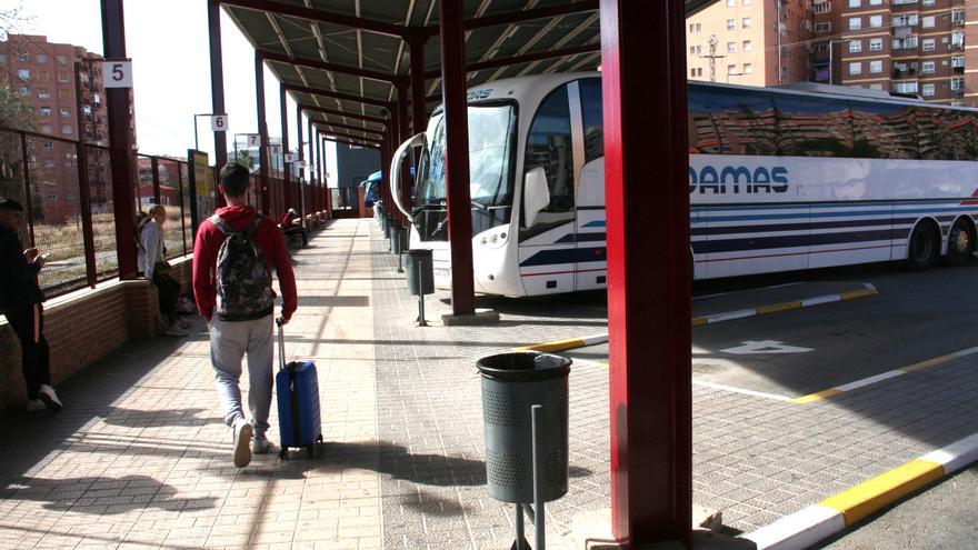 Repintan la pérgola de la estación de autobuses de Lorca