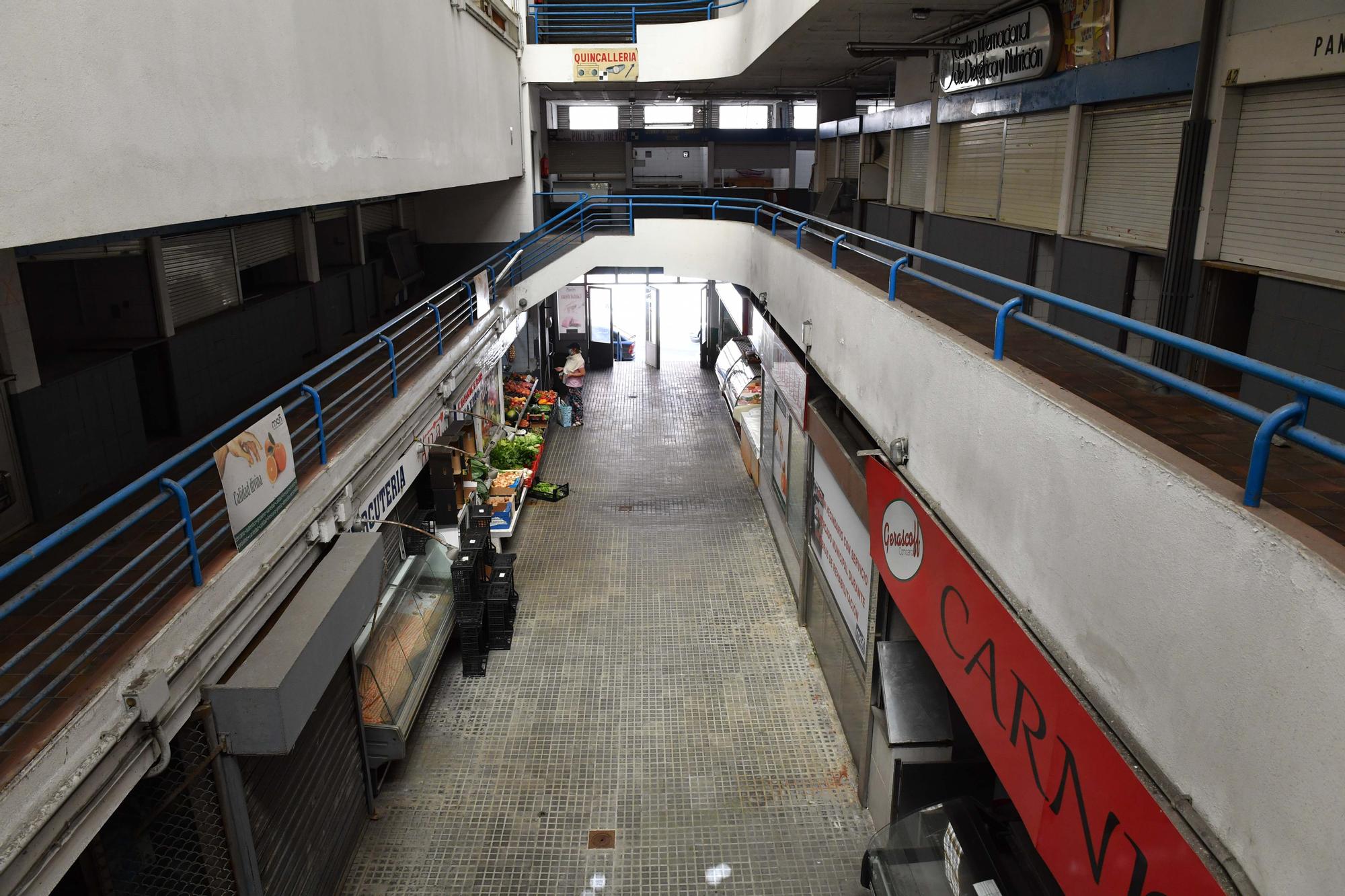 Los puestos de alimentación y ropa de Santa Lucía dejarán el mercado el 31 de agosto