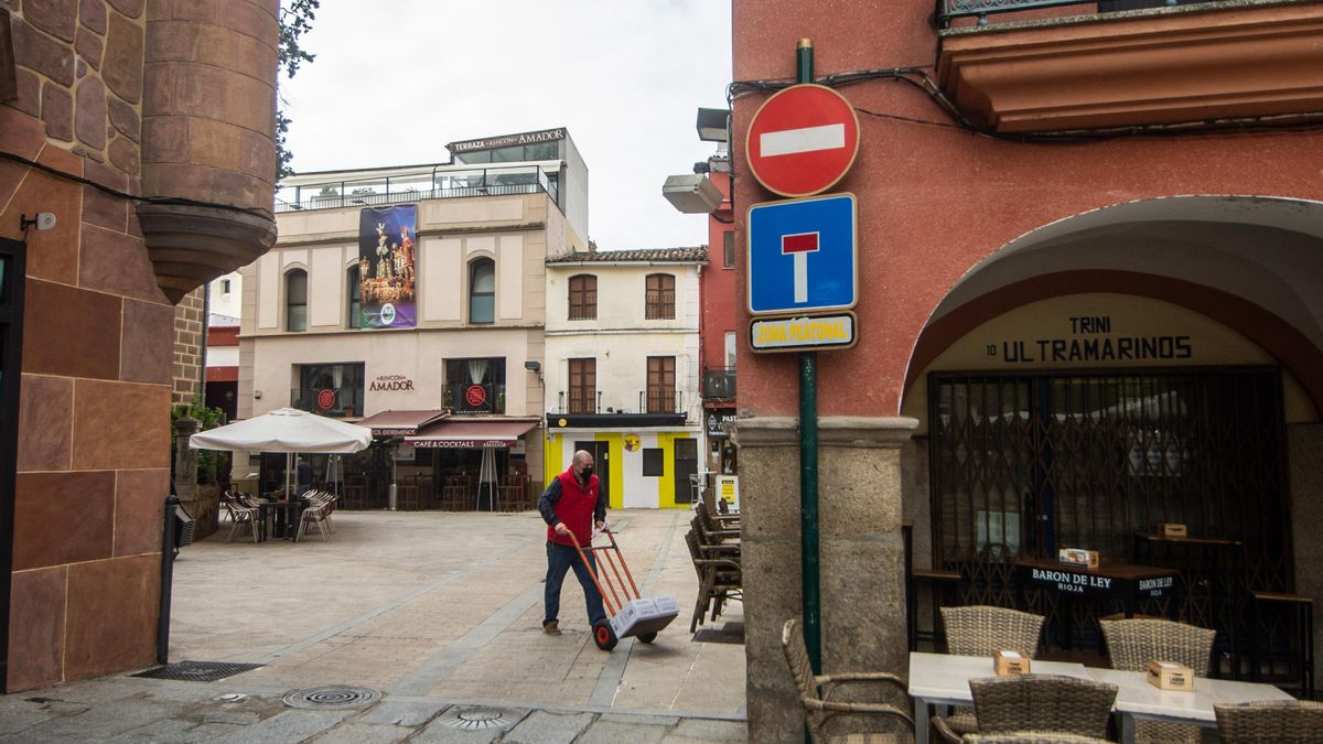 Señal de prohibido el acceso de vehículos en dirección a la catedral.