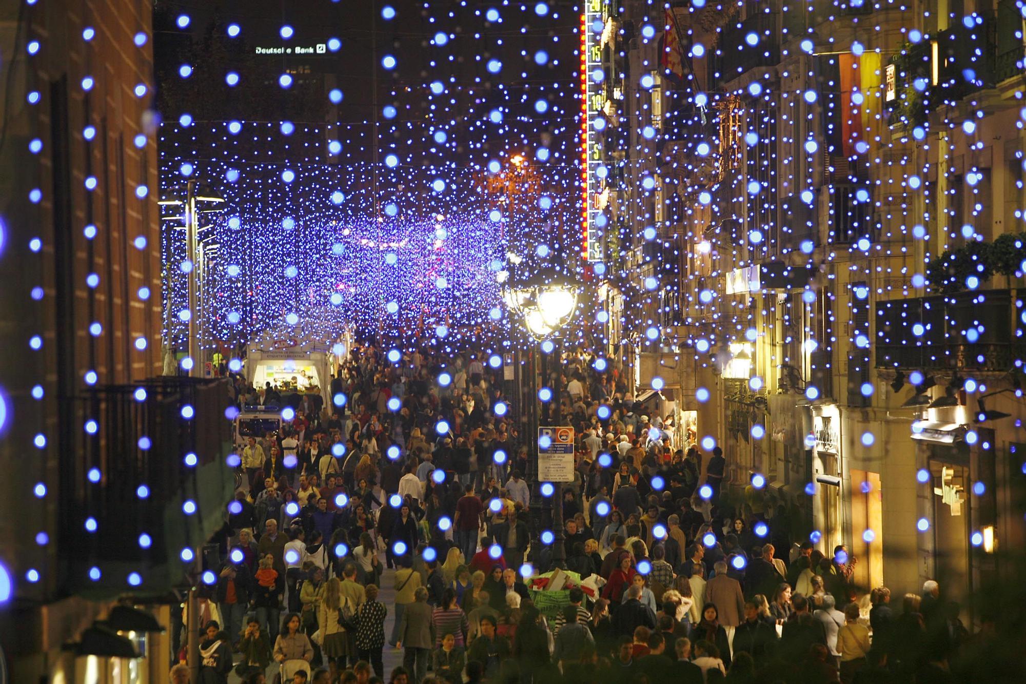 Una foto de archivo de luces de Navidad.