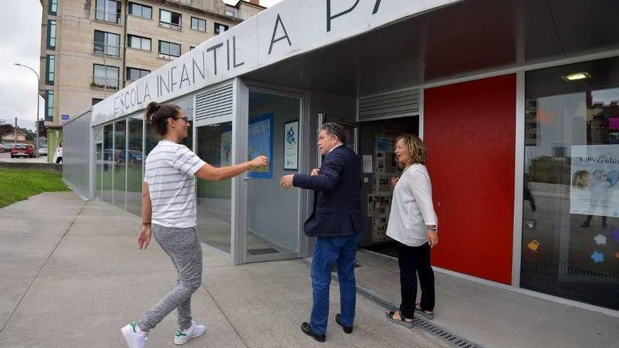 El alcalde, ante las instalaciones de la escuela infantil de A Parda. // G. Santos