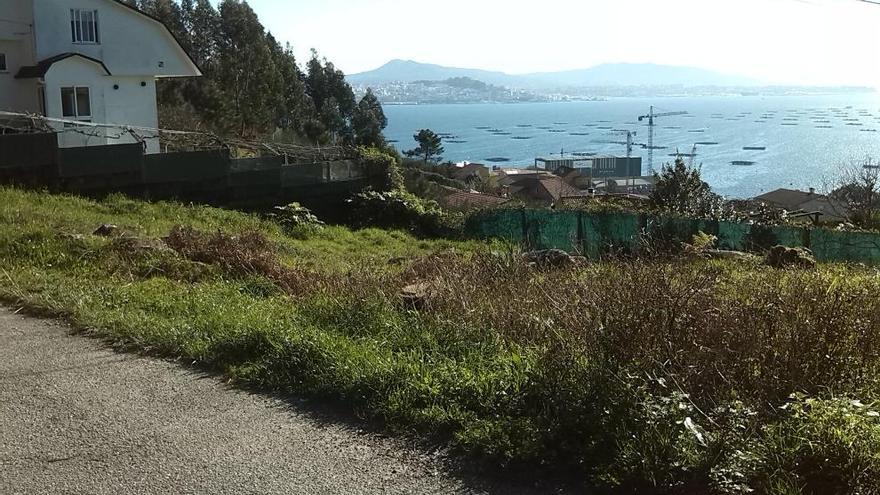 Una imagen del solar en Meira con vistas a la ría.