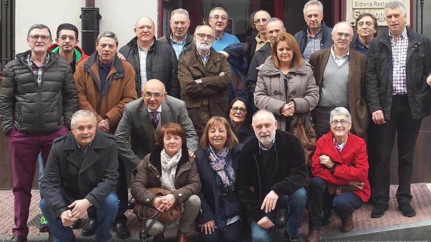 Foto de familia de los asistentes al encuentro.