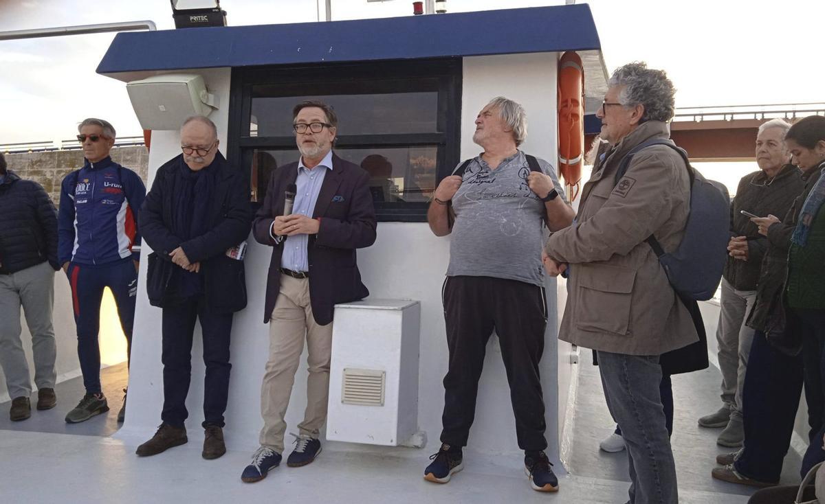 El president de l’Autoritat Portuària de Tarragona, Santiago J. Castellà, dirigint-se als excursionistes per explicar el funcionament del port i els projectes de futur, a bord d’una golondrina que recorregué tot el port.  / F. C.