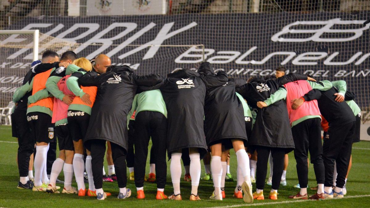 Los jugadores del Mérida hacen piña antes del partido del pasado fin de semana.