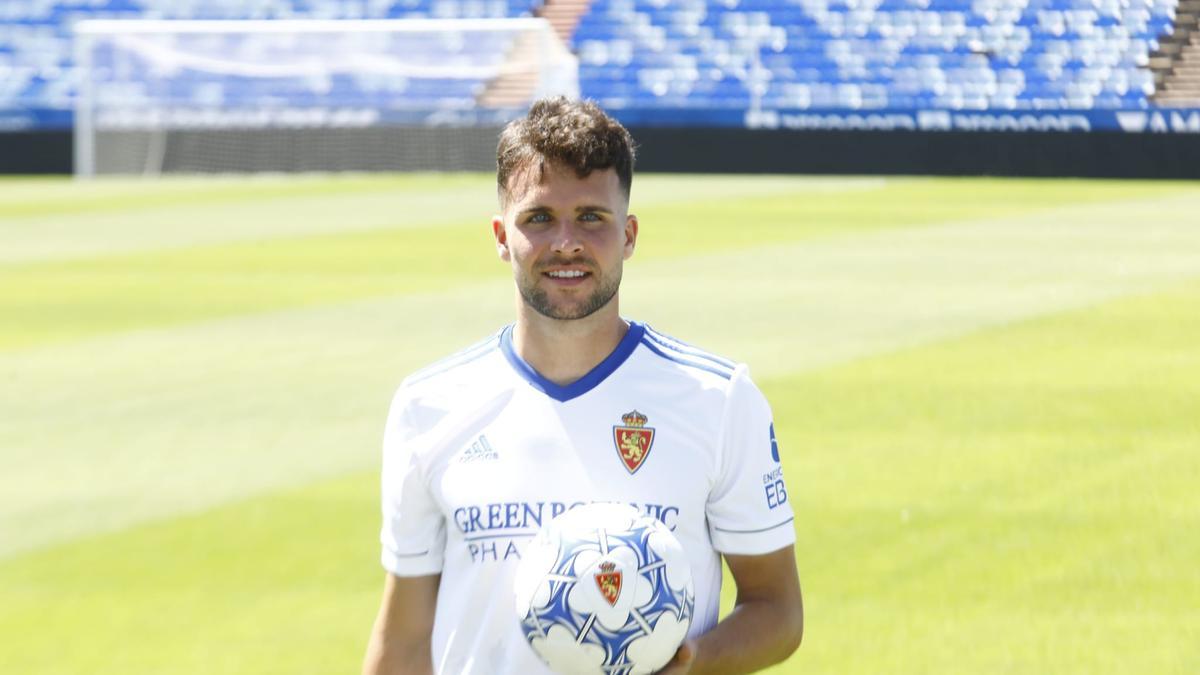 Álvaro Giménez posa con un balón del Real Zaragoza en su presentación oficial en La Romareda.