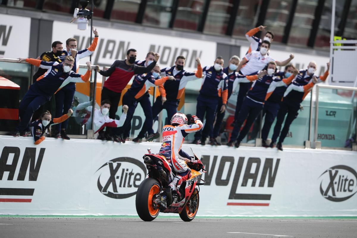 El equipo de Marc Márquez (Honda) recibe a su campeón subido en el muro de San Marino.