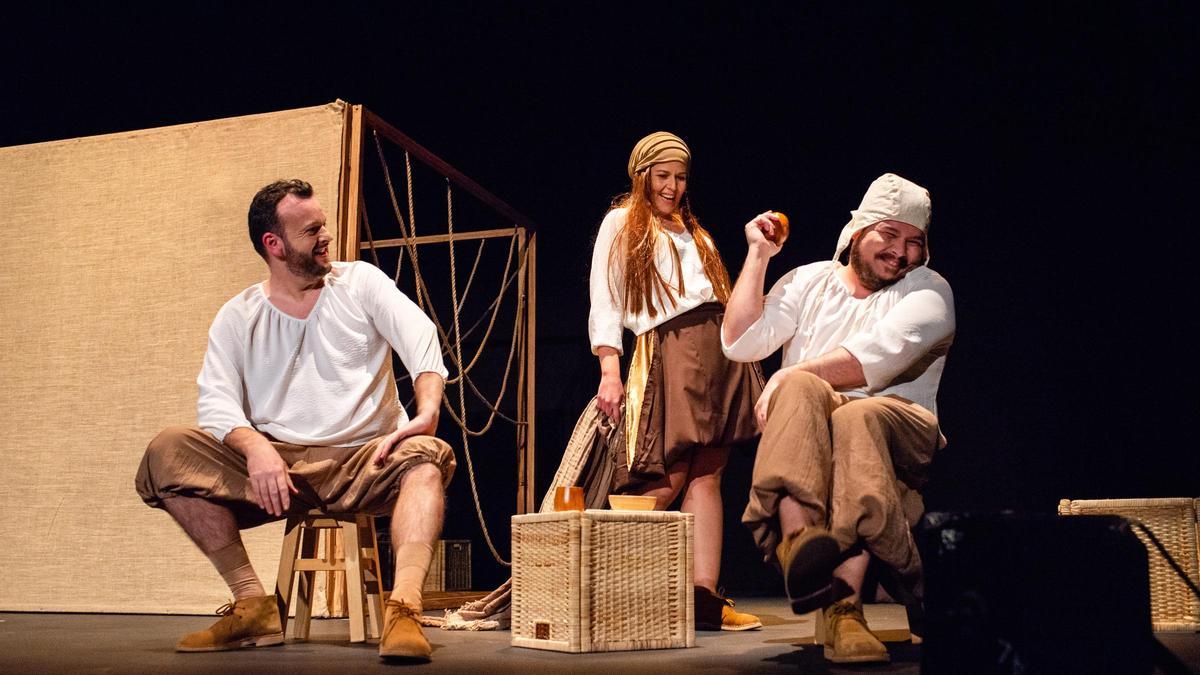 Javi Soto (i) durante una representación de ‘La Celestina. Hilando fino’ junto a Raquel Catasús y Joselu Cremades.