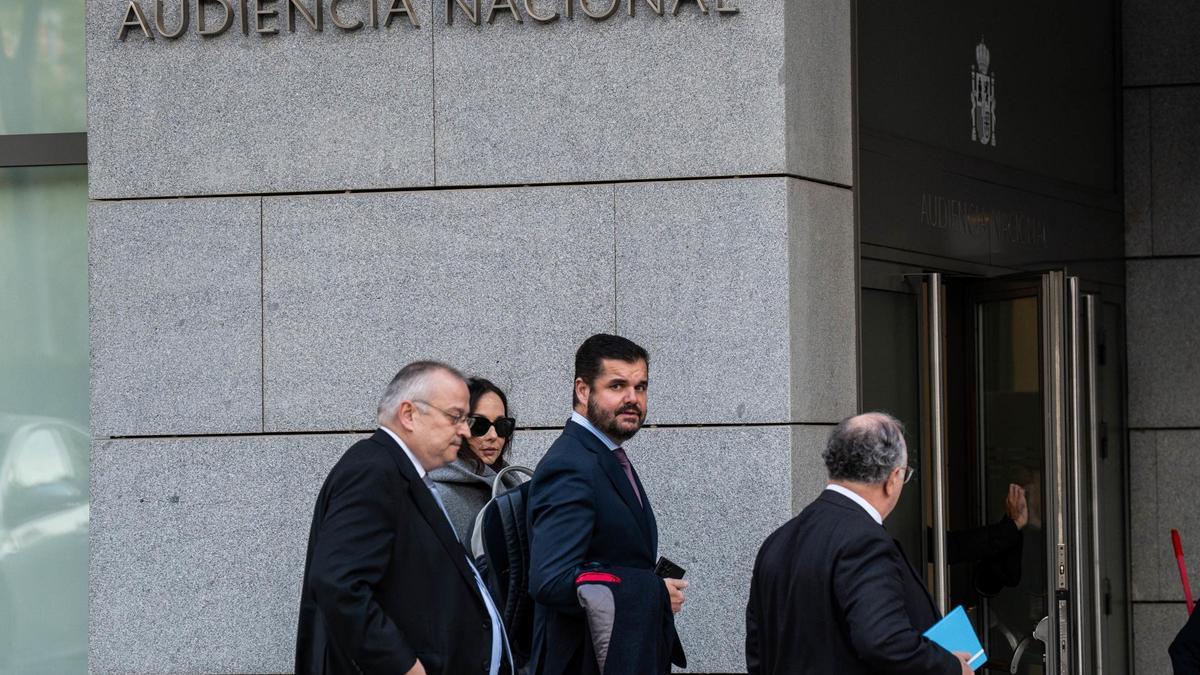 El abogado de Hazte Oír, Javier María Pérez-Roldán (i), y el presidente de Iustitia Europa, Luis María Pardo (c), a su llegada a la Audiencia Nacional, a 21 de noviembre de 2024, en Madrid (España). El juez de la Audiencia Nacional que instruye el 'caso K