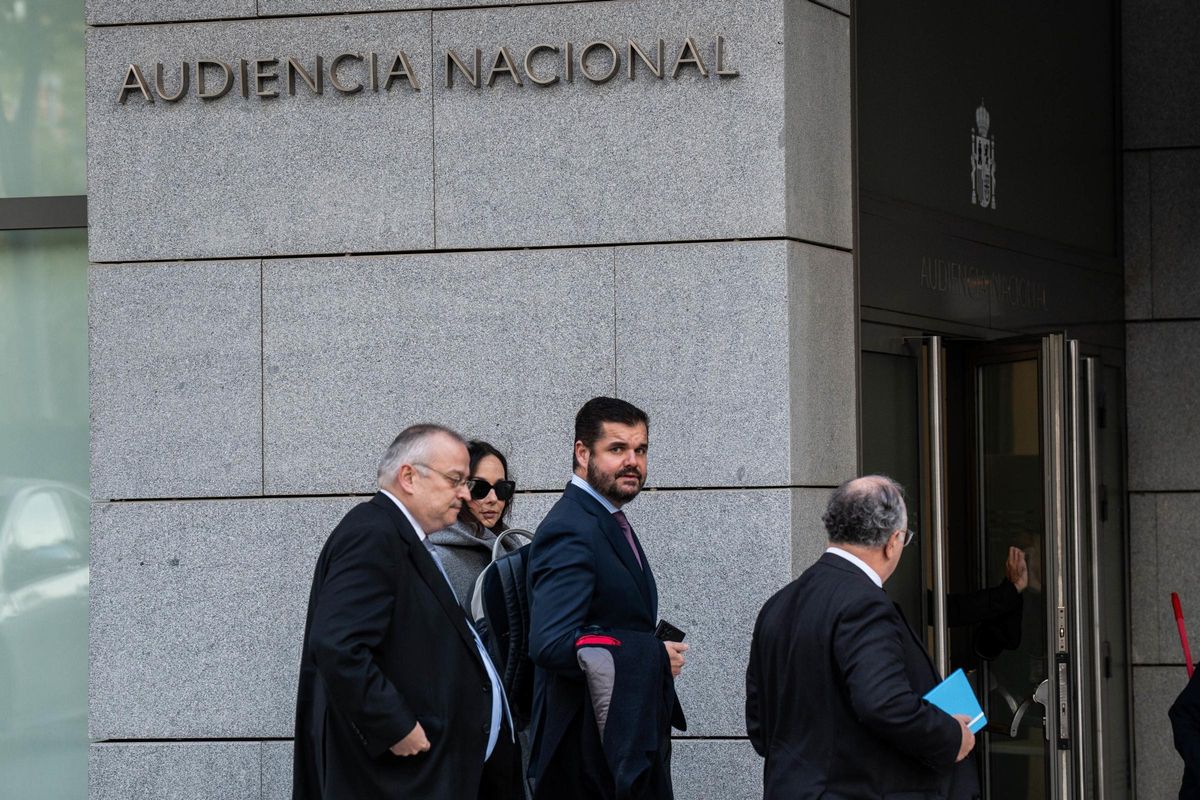 El abogado de Hazte Oír, Javier María Pérez-Roldán (i), y el presidente de Iustitia Europa, Luis María Pardo (c), a su llegada a la Audiencia Nacional, a 21 de noviembre de 2024, en Madrid (España). El juez de la Audiencia Nacional que instruye el 'caso K