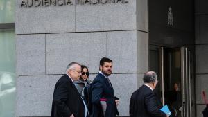 El abogado de Hazte Oír, Javier María Pérez-Roldán (i), y el presidente de Iustitia Europa, Luis María Pardo (c), a su llegada a la Audiencia Nacional, a 21 de noviembre de 2024, en Madrid (España). El juez de la Audiencia Nacional que instruye el caso K
