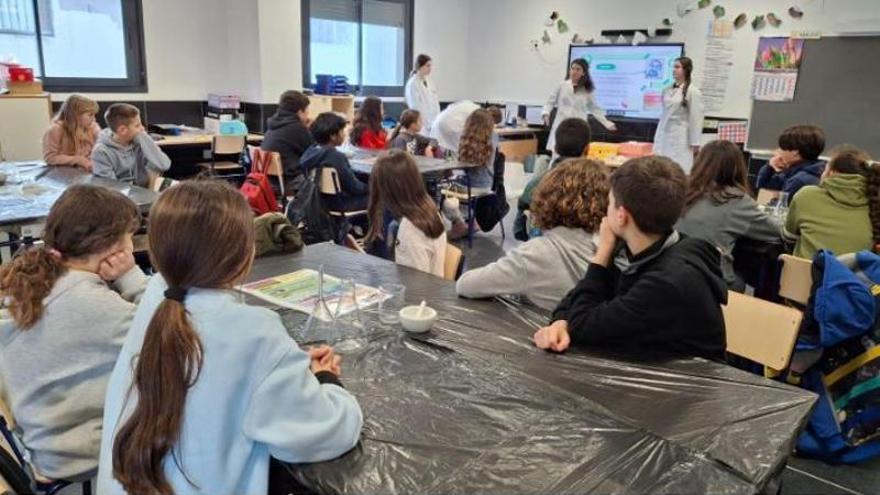 El alumnado del instituto de Sueca lleva la ciencia a los colegios en un proyecto pionero de innovación educativa