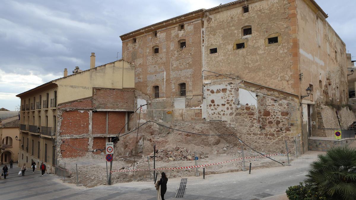 Solar generado frente a la antigua Colegiata tras la demolición de dos inmuebles.