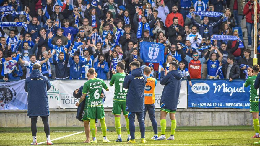 Los jugadores agradecen su apoyo a los aficionados presentes en Talavera. | // LOF