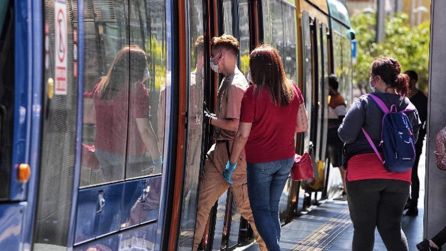 Un grupo de pasajeros sube a un tranvía.