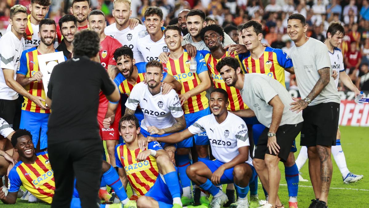 Guedes, en la foto grupal tras ganar el Trofeu Taronja