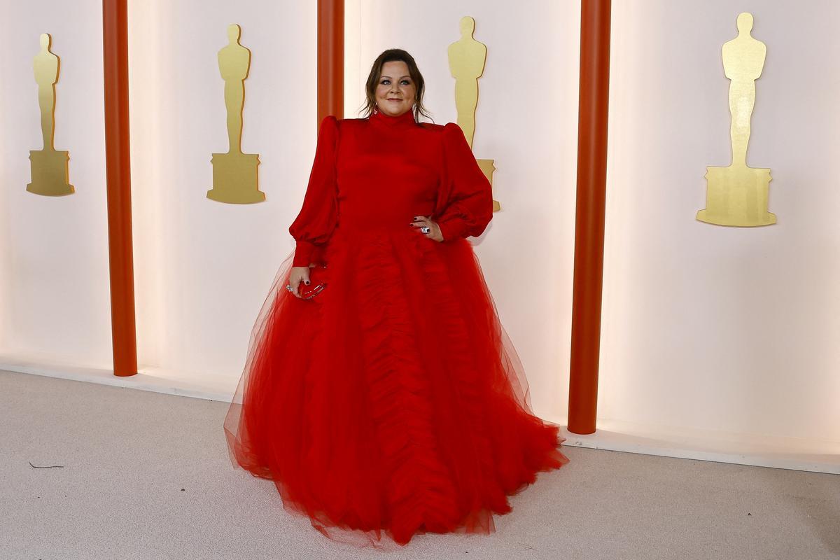 Melissa McCarthy optó por un vestido monocromo cuya parte inferior, abultada y poco favorecedora, no parece ser la mejor elección posible.