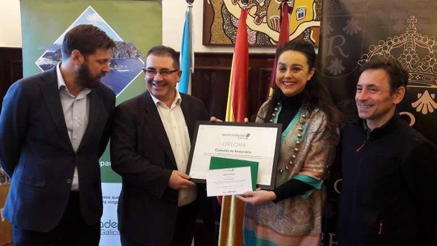 María Cruz Herrera entrega el premio al edil de Medio Ambiente, Miguel Ángel Álvarez, ayer en el Concello de Redondela. // FdV