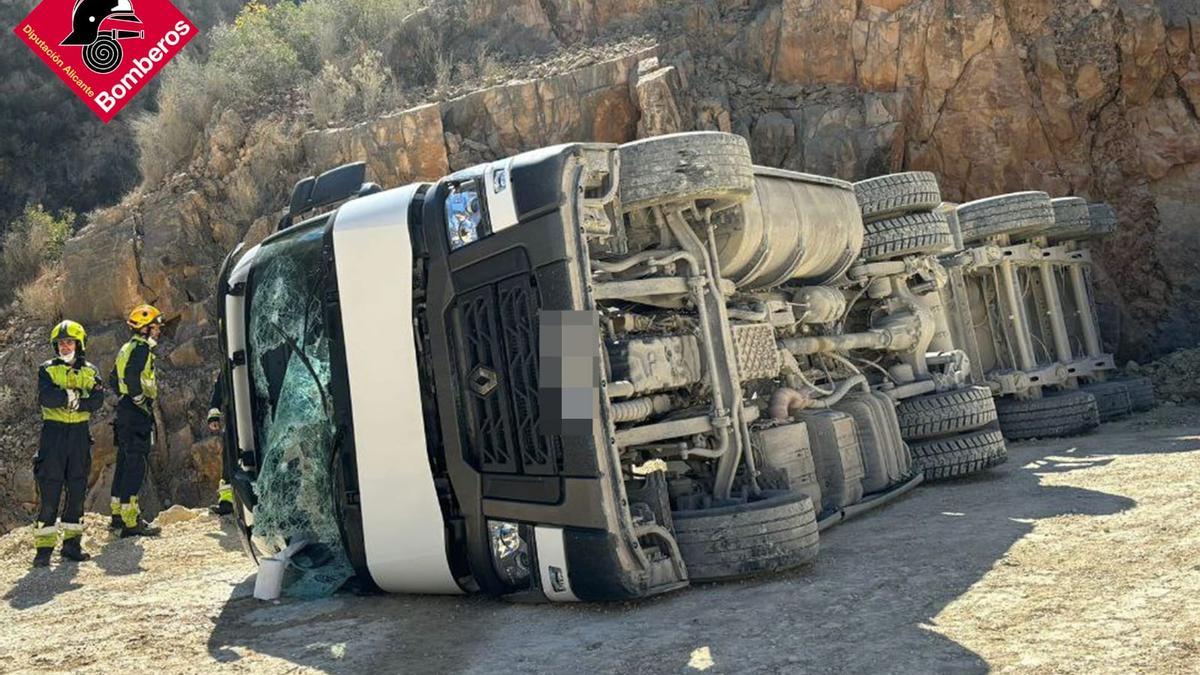El camión volcado en la antigua cantera de Benidorm.